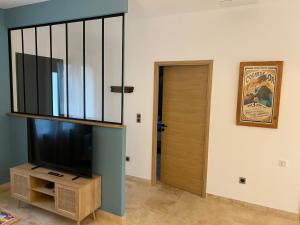 Telewizja i/lub zestaw kina domowego w obiekcie Les Logis de Cocagne