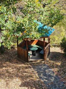 einen Pavillon mit einem Tisch und Stühlen in einem Park in der Unterkunft Forest Spring in Assenowgrad