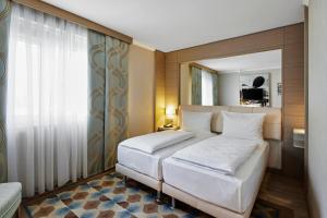Postel nebo postele na pokoji v ubytování TITANIC Comfort Mitte