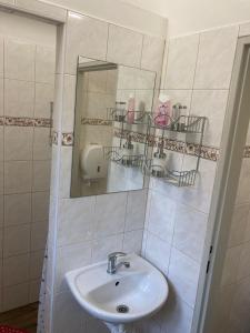 Kúpeľňa v ubytovaní Vila Nikola Králiky
