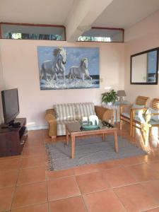 Ruang duduk di Plattekloof Treasures