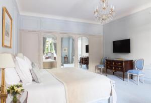 Télévision ou salle de divertissement dans l'établissement Le Bristol Paris, Oetker Hotels