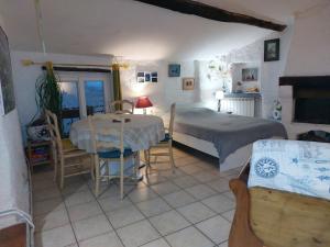 ロルグにある"Le charme provençal" - Studio 4 couchages classé 2 étoiles - Axelle Loc'Appartのベッドルーム1室(ベッド1台、テーブル、椅子付)