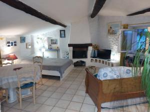 ロルグにある"Le charme provençal" - Studio 4 couchages classé 2 étoiles - Axelle Loc'Appartのベッドルーム1室(ベッド2台、テーブル、テレビ付)