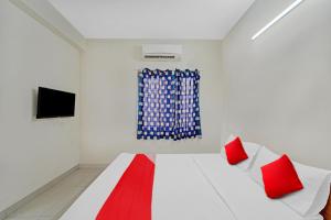 Una cama o camas en una habitación de Hotel O Grand Residency 24 fotos más