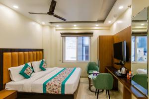 Postel nebo postele na pokoji v ubytování Hotel Royal Rosette with free Wi-Fi near New Delhi Railway Station