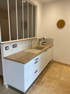 Kuchnia lub aneks kuchenny w obiekcie Les Logis de Cocagne