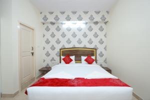 Hotel Amulya Relax Inn客房内的一张或多张床位