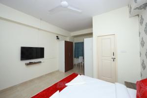 Hotel Amulya Relax Inn客房内的一张或多张床位