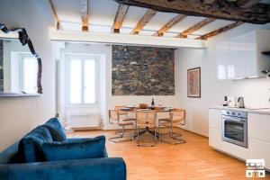 salon z niebieską kanapą i stołem w obiekcie CASA VECCHIA 3 by Design Studio w mieście Bellano