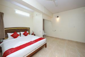 Hotel Amulya Relax Inn客房内的一张或多张床位