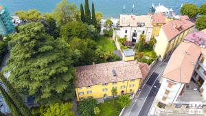 Vue aérienne d'une ville aux bâtiments jaunes dans l'établissement CASA VECCHIA 3 by Design Studio, à Bellano