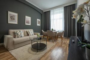 a living room with a couch and a table at Bright apartment 15 min from the city center in Vienna