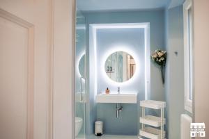 La salle de bains est pourvue d'un lavabo et d'un miroir. dans l'établissement CASA VECCHIA 3 by Design Studio, à Bellano