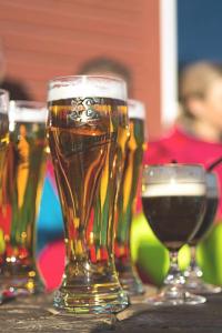 cuatro vasos de cerveza sentados en una mesa en Terrassen 57 in Kungsberget - Your home away from home, en Järbo