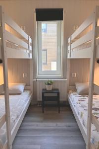 1 dormitorio con 2 literas y ventana en Terrassen 57 in Kungsberget - Your home away from home en Järbo