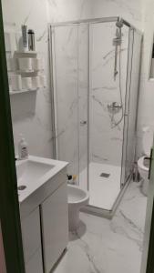 bagno bianco con doccia e servizi igienici di Playa Sant Adrià de Besos a Sant Adrià de Besòs