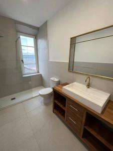 Ένα μπάνιο στο Apartamento en plaza de Ribadeo +8 φωτογραφίες