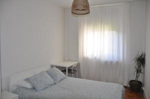 een slaapkamer met een bed, een tafel en een raam bij Quevedo Suites 2 - Totalmente equipado al lado de San Marcos - Toallas, Wifi y mucho mas in León