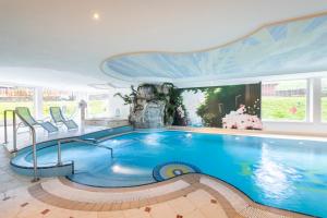 Bazén v ubytování Alpino Charme Apartments nebo v jeho okolí