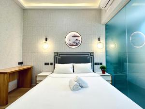 a bedroom with a bed and a glass shower at Kam Leng Hotel in Singapore