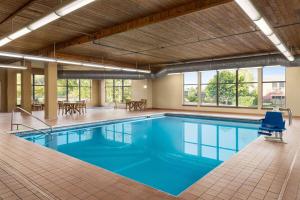 uma grande piscina com água azul num edifício em Days Inn & Suites by Wyndham Bozeman em Bozeman