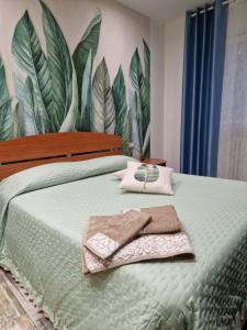 1 dormitorio con 1 cama con toallas en Casa Marx, en Sedriano
