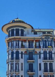 ein großes Gebäude mit einer Kuppel darüber in der Unterkunft #Fandango Gorgeous Neoclassical Apartment in Thessaloniki
