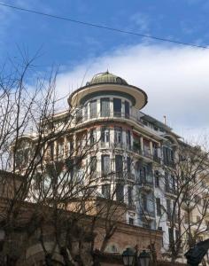 ein Gebäude mit einer Kuppel darüber in der Unterkunft #Fandango Gorgeous Neoclassical Apartment in Thessaloniki