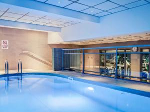 リヨンにあるメルキュール リヨン サントル サクセ ラファイエットのホテルルーム内の大きなスイミングプールを利用できます。