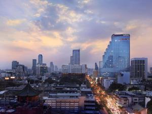 曼谷的住宿－Pullman Bangkok Hotel G，黄昏时,城市天际线上有很多建筑