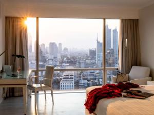 Pullman Bangkok Hotel G客房内的一张或多张床位