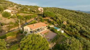 una vista aerea di una casa su una collina di Villa Kallisté piscine chauffée a Serra di Ferro