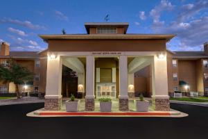 um edifício com um alpendre frontal com vasos de plantas em Homewood Suites by Hilton Salt Lake City - Midvale/Sandy em Midvale