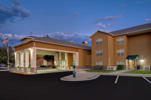 ein Hotel mit einem Parkplatz vor einem Gebäude in der Unterkunft Homewood Suites by Hilton Salt Lake City - Midvale/Sandy in Midvale