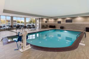 - une grande piscine dans une chambre d'hôtel dans l'établissement Hilton Garden Inn Columbus/Grove City, à Grove City