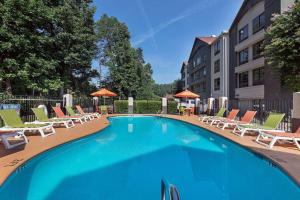 uma piscina com espreguiçadeiras e um hotel em La Quinta Inn by Wyndham Pigeon Forge-Dollywood em Pigeon Forge