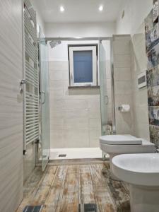 ein Bad mit einem WC, einem Waschbecken und einer Dusche in der Unterkunft Casa Marx in Sedriano
