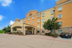 hotel z samochodem zaparkowanym przed nim w obiekcie Comfort Suites Plano - Dallas North w mieście Plano