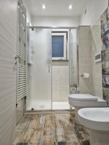 a bathroom with a shower and a toilet and a sink at Casa Marx in Sedriano