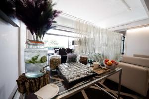 una habitación con una mesa con un jarrón lleno de comida en Radisson Blu Conference Hotel, Düsseldorf en Düsseldorf