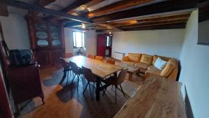 ein Wohnzimmer mit einem Holztisch und einem Sofa in der Unterkunft Casa Castan in Lirí