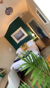 Postel nebo postele na pokoji v ubytování Granby House Holiday Apartments, Apartment 2, In the Old Town, Free On Street Parking included