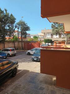 Blick auf einen Parkplatz mit geparkten Autos in der Unterkunft CASA LIDIA in Bari