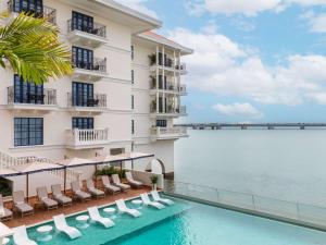 A piscina localizada em Sofitel Legend Casco Viejo, Panama City ou nos arredores
