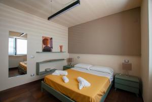 een slaapkamer met een bed met twee handdoeken erop bij Vista Paradiso 2 in Itri
