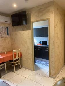 a kitchen with a table and a dining room at Appartement « Athènes » à Avignon in Avignon