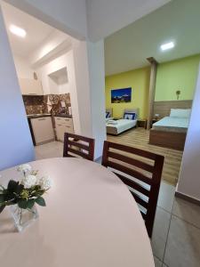 Habitación con mesa blanca y dormitorio en Bojana Apartment, en Negotino