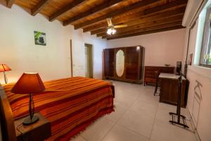 una camera da letto con un letto, un tavolo e una televisione di Villa piscine bord de mer 3 chambres a Case-Pilote