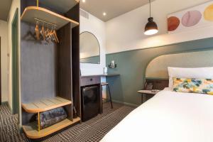 Habitación de hotel con cama y cocina en The Brook by Nightcap Plus en Brisbane